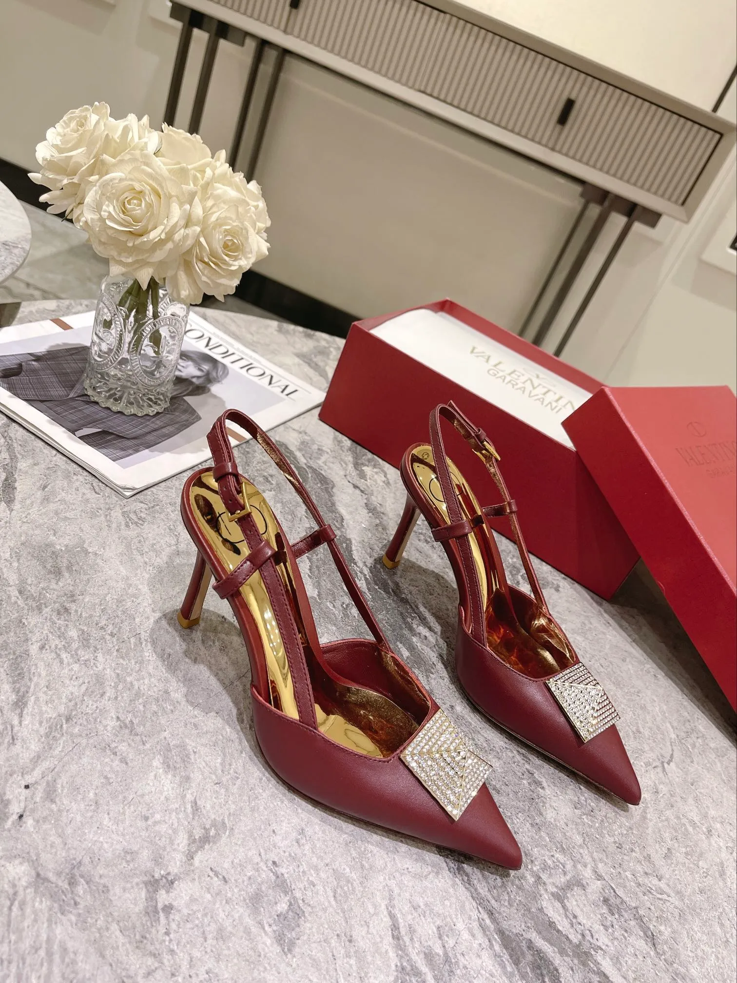 👟👟Ex-factory price 400👟👟 Genuine leather sole +40 Top version 𝑉𝐴𝐿𝐸𝑁𝑇𝐼𝑁𝑂 Valentino new autumn and winter women's back hollow sandals. The unique [pyramid] large rivet hardware [hand-made diamonds] brings out a full sense of high-end, and the new season will live up to expectations! Worth buying ★Imported sheepskin is absolutely high-grade ❥Original method, absolutely sensual ❥Elegant style, creating a different feeling, simple and elegant style!  Code number: 35-41 (34-42 customized) Fabric: Imported sheepskin Lining: Lined sheepskin Heel height: 8cm Leather outsole Rubber outsole
